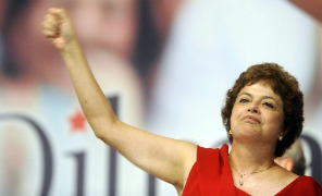 dilma_rouseff_pugno_296